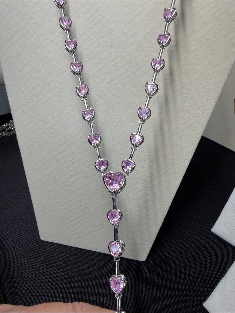 18k triple plate white gold cascading necklace w/large pink crystal hearts. - Picture 4 of 9